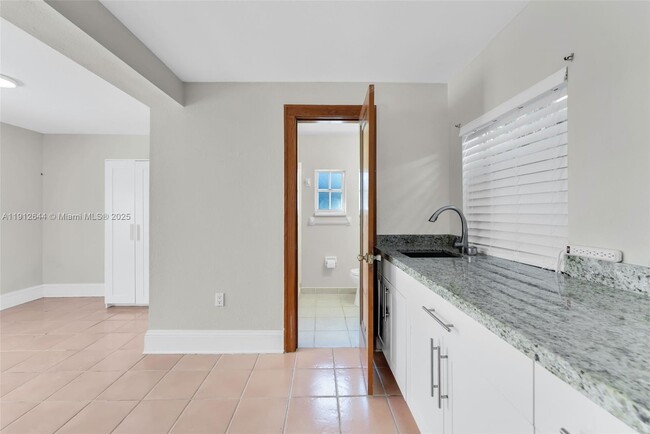 Building Photo - 1514 Capri St