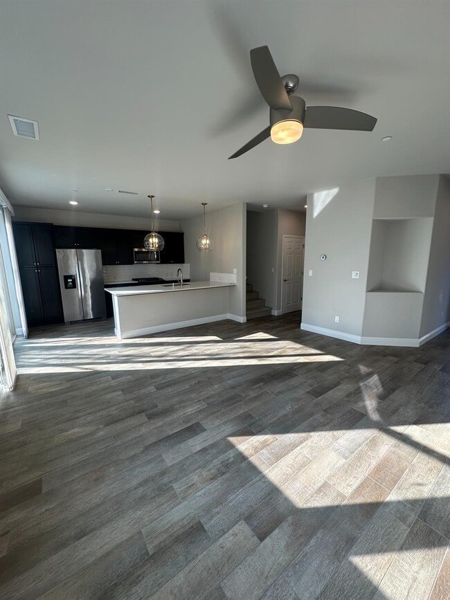 Building Photo - 1325 E Via Viola Way