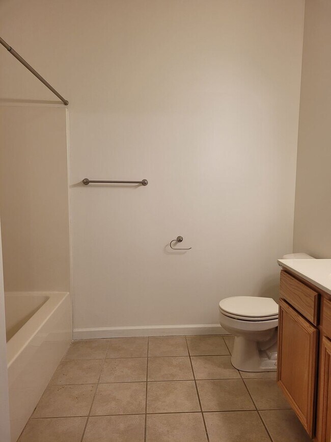 Building Photo - 670 Bassett Dr