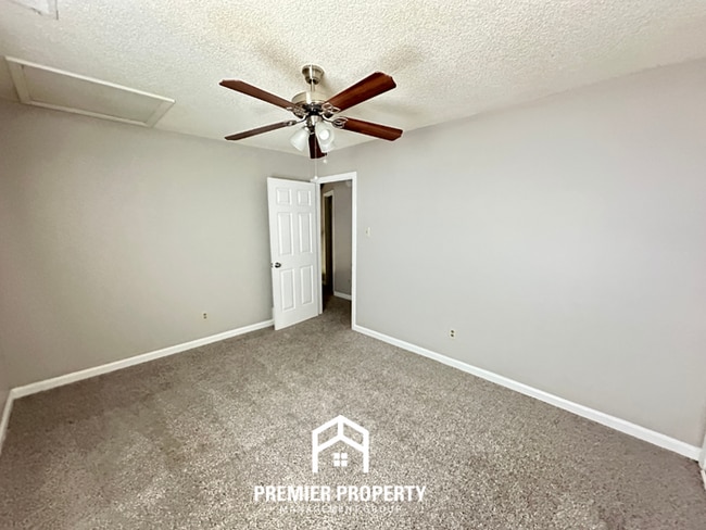 Building Photo - Beautiful 3BR/2BA Near Southwind | Soaring Vaulted Ceilings, Fireplace & Quiet Cove