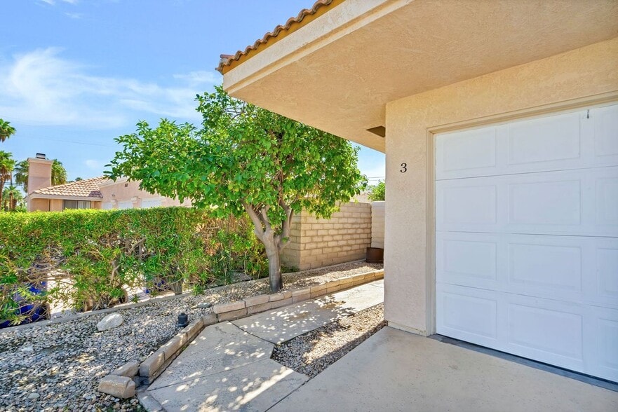 Building Photo - 74465 Driftwood Dr