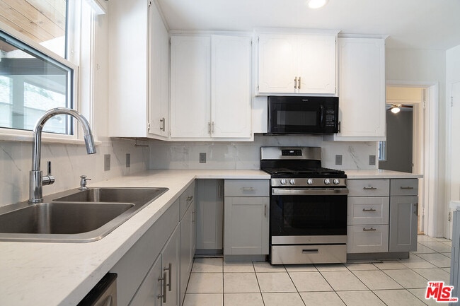 Building Photo - 414 University Ave