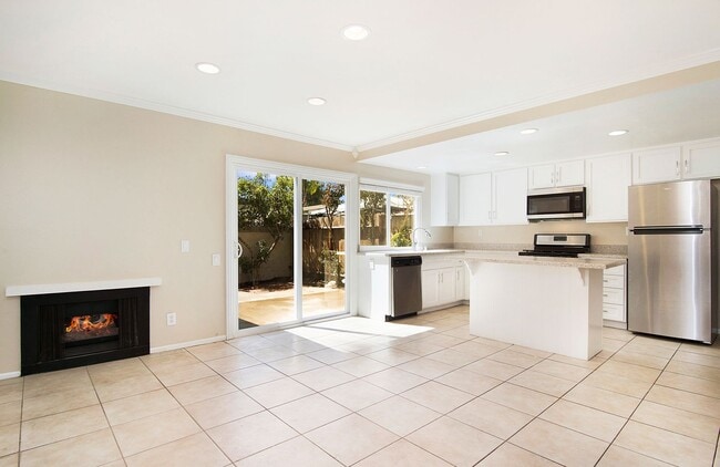 Building Photo - Live by the Lakeside -  Upgraded Spacious TOWNHOME in Lakeside Park