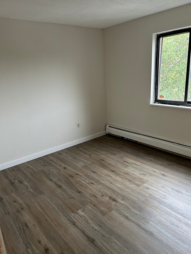 Building Photo - 1495 Bodwell Rd