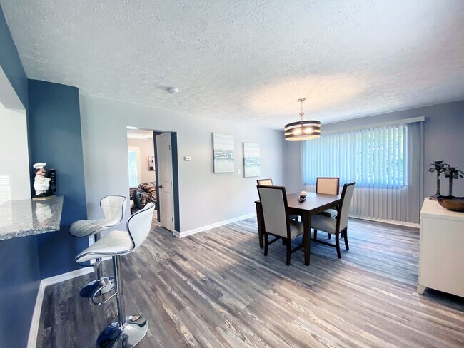Building Photo - 3 Bed and 1 Bath Colonial for Rent in Oakwood Villiage!