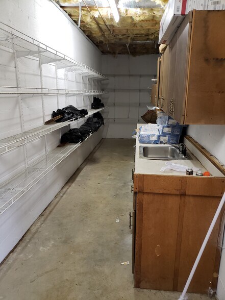 Workshop area with additional storage - 7415 Savannah Dr