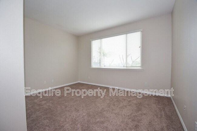 Building Photo - 2895 Diamond Dr