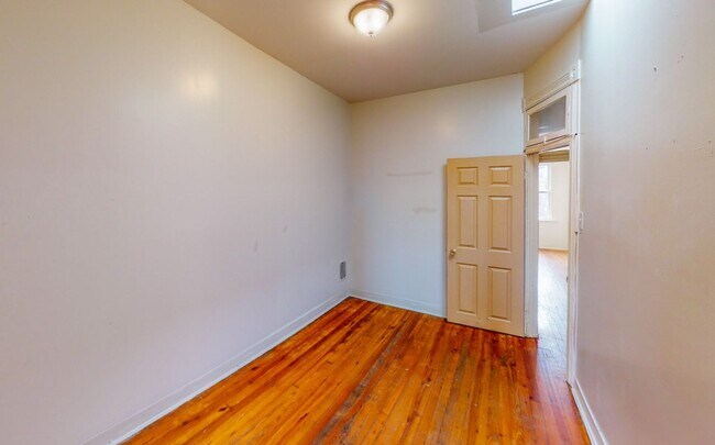 Building Photo - Wonderful Row Home on a Quiet Street