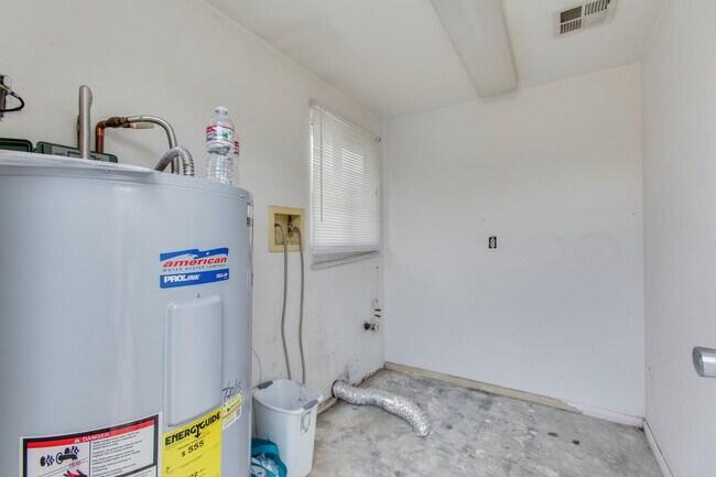 Building Photo - 510 E Belmont Ave