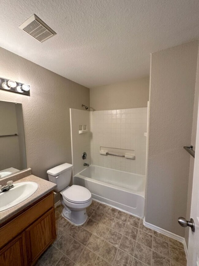 Building Photo - GREAT 2 BED, 2 BATH CONDO! READY FOR IMMED...