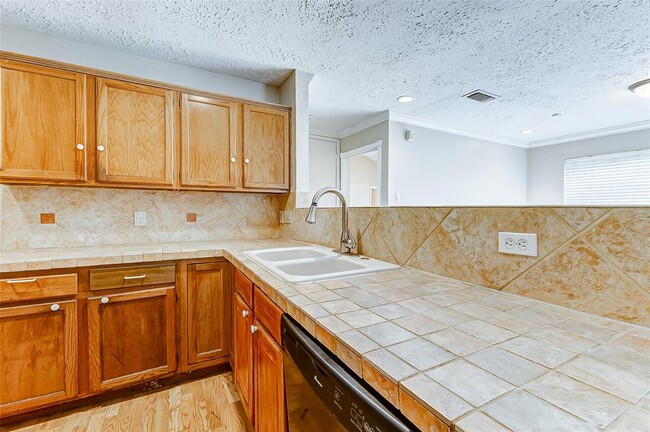 Building Photo - 2010 Hickory Glen Dr