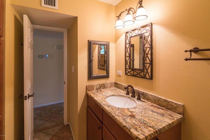 Building Photo - 1113 E Balboa Dr