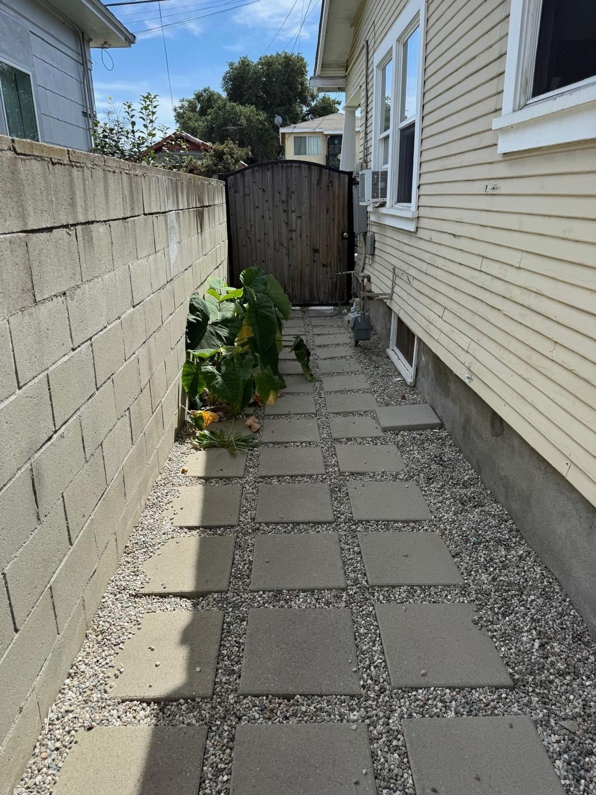 access to back from front - 346 -348 1/2 W Sepulveda Street