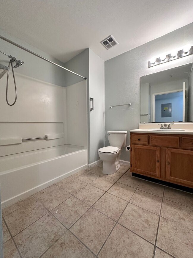 Building Photo - Spacious 2 Bed / 2 Bath Condo in Indian Lake – Ground Floor Unit