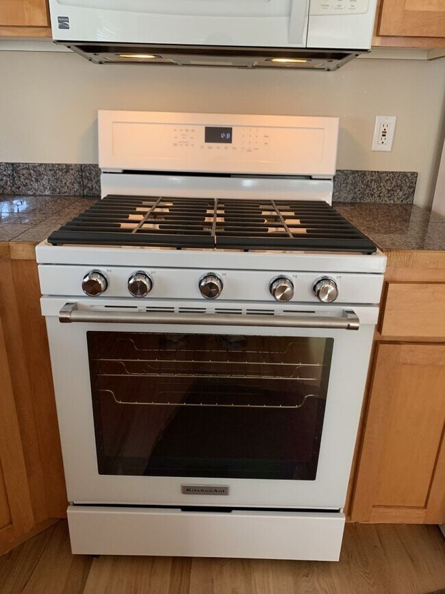 Building Photo - Gorgeous Ravenna Townhome