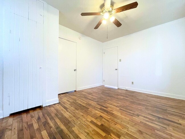 Building Photo - 1 bedroom house with fenced in yard