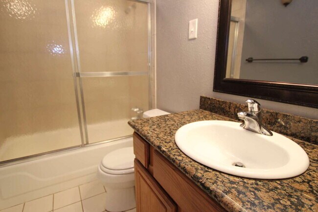 Building Photo - Coastal Condo Living with Pensacola Bay Views, Waterfront Pool Access & Prime Location Near Downt...