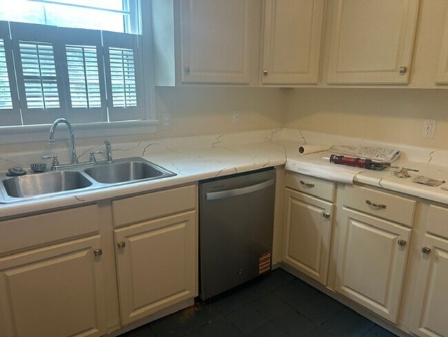 Building Photo - 10 Bevlyn Dr