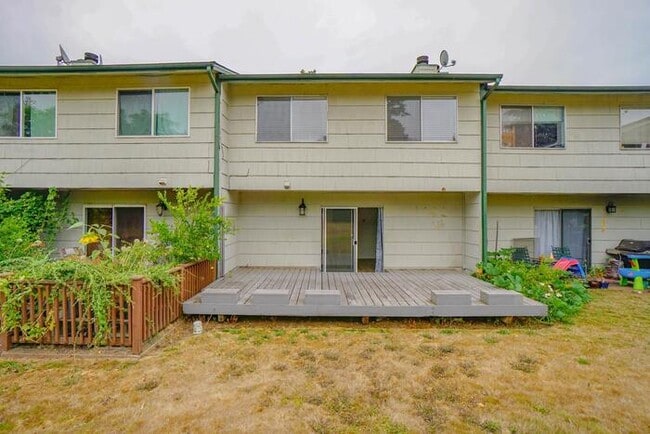 Building Photo - THREE BEDROOM TOWN HOME WITH GARAGE IN HAZEL DELL