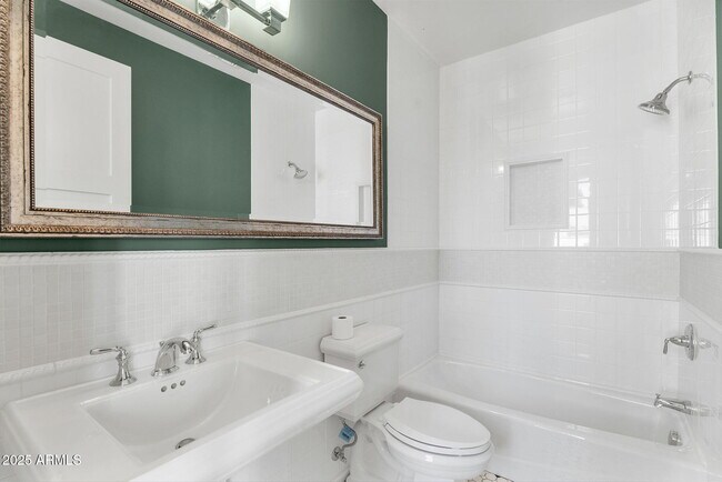 Building Photo - 4901 E Amelia Ave