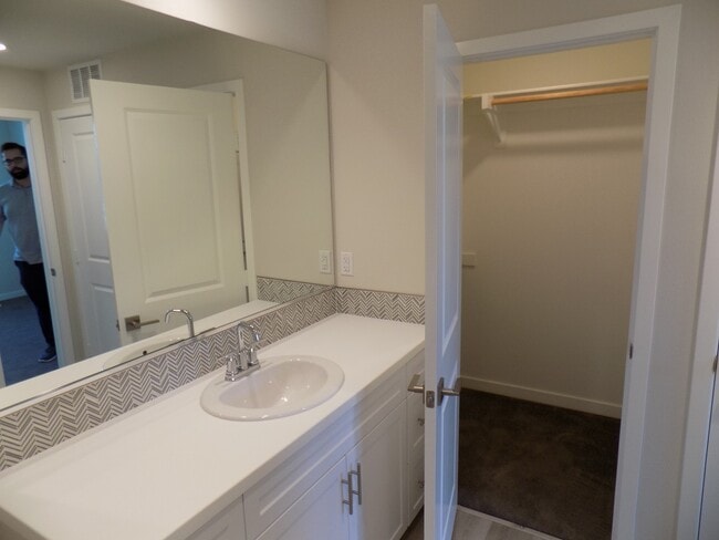 Building Photo - Beautiful 1 Bedroom 1 Bath Condo in Ranch ...