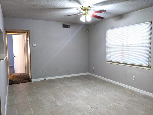 Building Photo - 704 E 22nd St