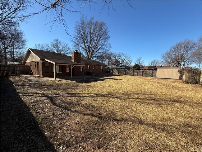 Building Photo - 350 E Margaret Pl