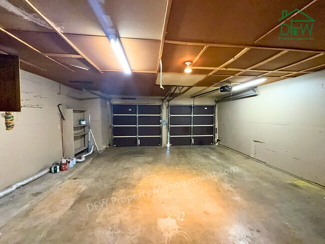 Building Photo - Spacious 3-Bed / 2-Bath Home with Large Fenced Backyard in Quiet Benbrook Neighborhood