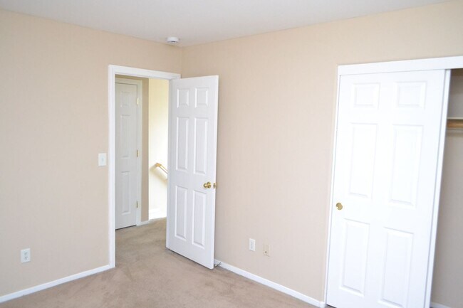 Building Photo - SW - 3 BEDROOMS PLUS LOFT SPACE