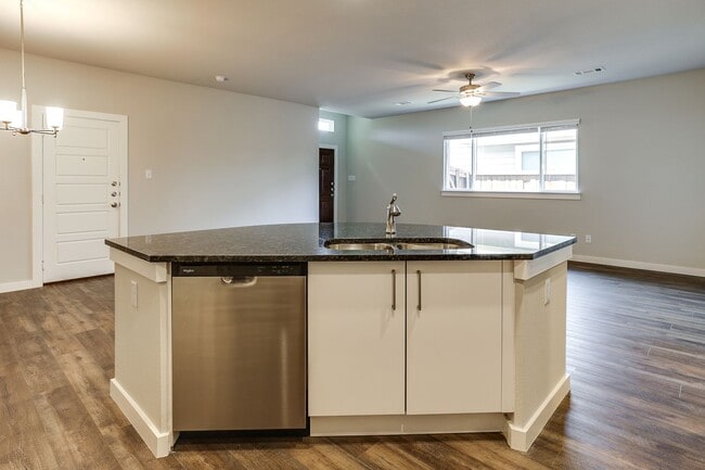 Building Photo - 657 Blackland dr
