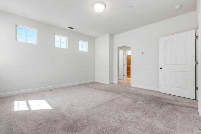 Building Photo - 3 Bed, 3 Bath East Garrison