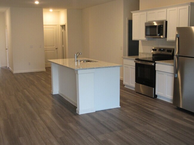 Building Photo - 2300 Plantation Dr
