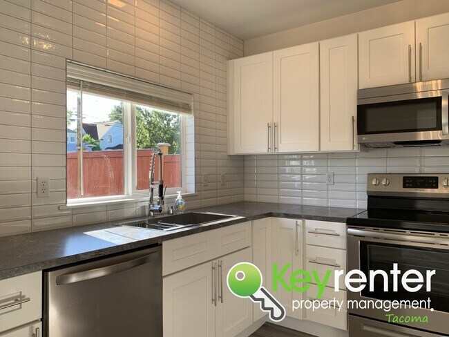 Building Photo - Newly Remodeled Centrally Located Tacoma H...