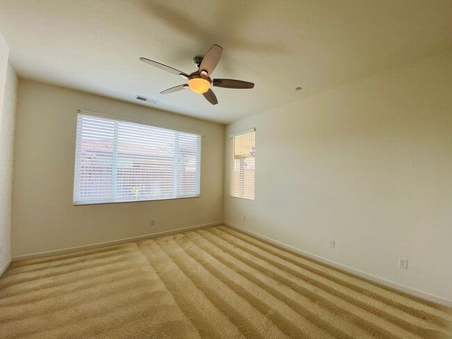 Building Photo - $2,250 International & Chestnut 3 Bed - N....