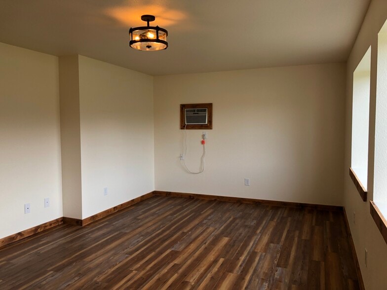 Building Photo - 605 Princeton Ave N