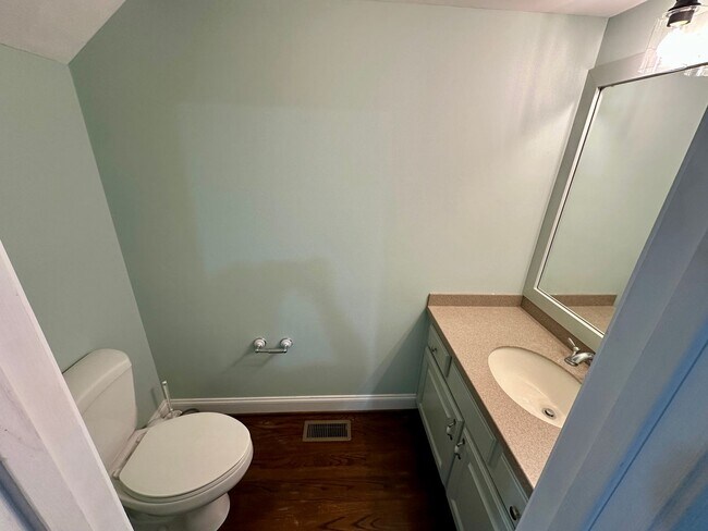 Building Photo - Beautifully Updated Townhome in the Heart of Clemson