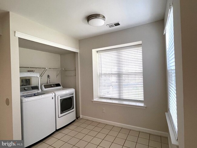 Building Photo - 40 Roxbury Ct