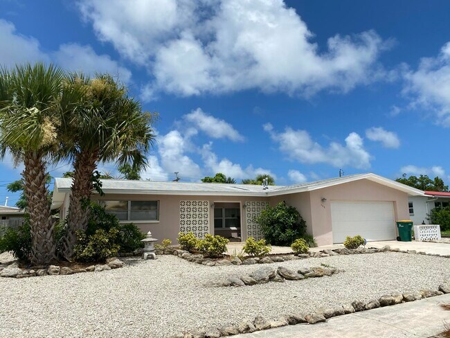 Primary Photo - 466 Gateway Dr