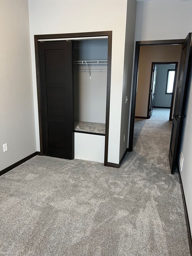 Building Photo - 3 br, 2.5 bath Townhome - Benson Courtyard...