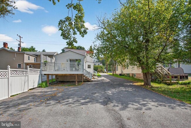 Building Photo - 426 Main St