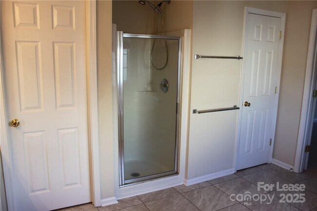 Building Photo - 2715 Old Ironside Dr