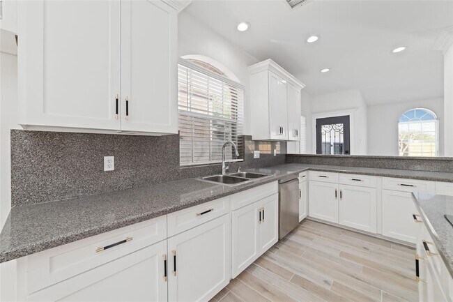 Building Photo - 2719 Oakland Dr