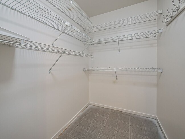 Building Photo - AVAILABLE NOW! Inviting 2-Bedroom, 2-Bath Home in a Convenient Farmington Hills Community