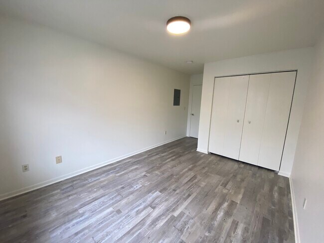 Building Photo - 395