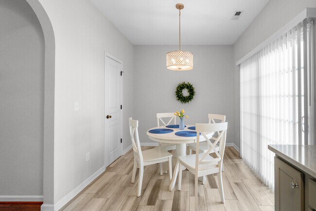 Building Photo - 558 Calen Ln