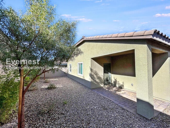 Building Photo - 3 Bed, 2 Bath Home with Fenced Yard & Garage / Available Now!