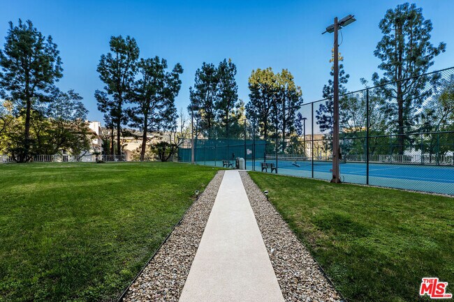 Building Photo - 100 S Doheny Dr