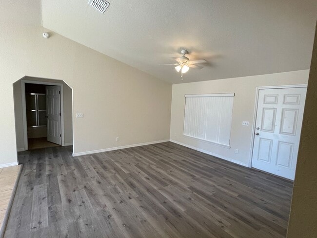Building Photo - 3 bedroom 2 bathroom Condo