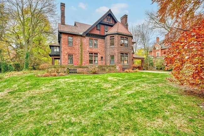 Primary Photo - 987 East Ave