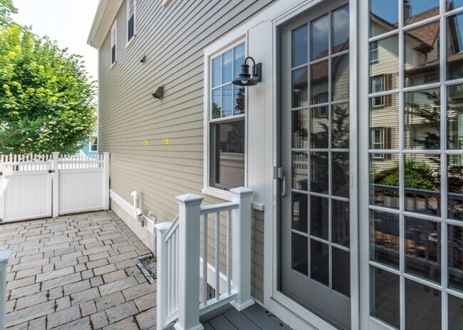 Building Photo - 7 Floral Ave